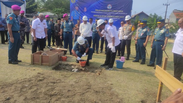 KSAL Laksamana TNI Muhammad Ali melakukan pelatakan batu pertama Panti Asuhan Yasbhum di Candi, Sidoarjo.