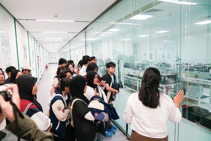 Kunjungan mahasiswa ke pabrik OPPO.