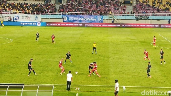 Laga Persis Solo melawan Madura United pada pekan keempat Liga 1 2024/2025, di Stadion Manahan Solo, Jumat (12/9/2024).