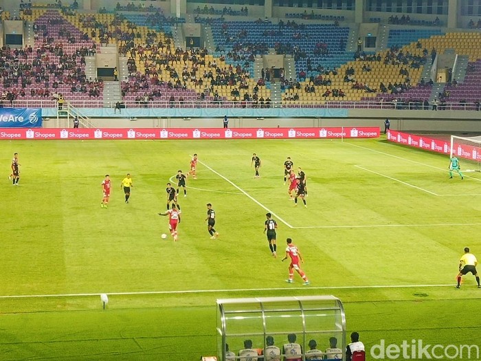 Laga Persis Solo melawan Madura United pada pekan keempat Liga 1 2024/2025 di Stadion Manahan, Solo, Jumat (13/9/2024).