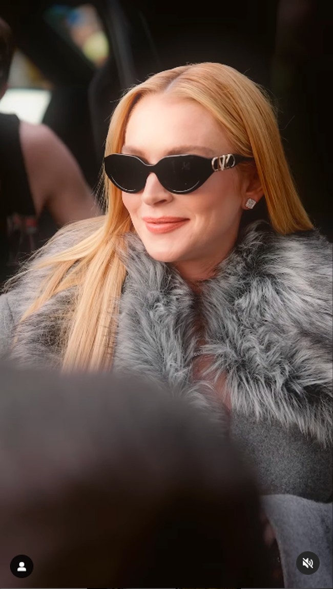 Lindsay Lohan jadi diperbincangan saat menghadiri fashion show Michael Kors di New York Fashion Week beberapa waktu lalu. Tak hanya cantik, wanita tersebut disebut kembali ke wajah lama. Foto: Dok. Instagram Michael Kors