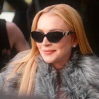 Lindsay Lohan jadi diperbincangan saat menghadiri fashion show Michael Kors di New York Fashion Week beberapa waktu lalu. Tak hanya cantik, wanita tersebut disebut kembali ke wajah lama. Foto: Dok. Instagram Michael Kors