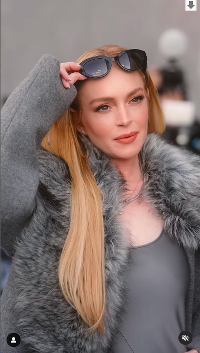 Untuk makeup, ia menerapkan makeup flawless dengan eyeshadow bernuansa bronze dan lipstik pink. Foto: Dok. Instagram Michael Kors