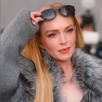 Untuk makeup, ia menerapkan makeup flawless dengan eyeshadow bernuansa bronze dan lipstik pink. Foto: Dok. Instagram Michael Kors