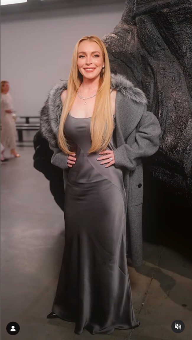 Cukup lama tidak terlihat di publik, penampilannya jadi viral. Bukan karena tidak dikenali tapi banyak orang menyebut Lindsay kembali ke wajah lamanya. Artinya ia terlihat cantik seperti muda dengan wajah yang semua orang kenal. Foto: Dok. Instagram Michael Kors