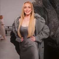 Cukup lama tidak terlihat di publik, penampilannya jadi viral. Bukan karena tidak dikenali tapi banyak orang menyebut Lindsay kembali ke wajah lamanya. Artinya ia terlihat cantik seperti muda dengan wajah yang semua orang kenal. Foto: Dok. Instagram Michael Kors