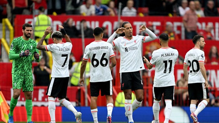 MANCHESTER, ENGLAND - SEPTEMBER 01: (THE SUN OUT, THE SUN. ON SUNDAY OUT) Alisson Becker, Luis Diaz, Trent Alexander-Arnold, Virgil Van Dijk, Mohamed Salah and Diogo Jota of Liverpool before the Premier League match between Manchester United FC and Liverpool FC at Old Trafford on September 01, 2024 in Manchester, England. (Photo by Nick Taylor/Liverpool FC/Liverpool FC via Getty Images)