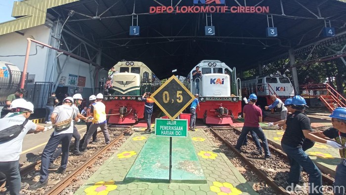 Lomba tarik lokomotif di Cirebon