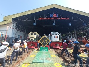 Melihat Keseruan Lomba Tarik Sepur Meriahkan HUT ke-79 KAI di Cirebon