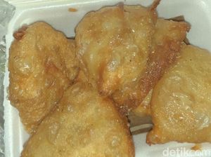 Mencicipi Gurihnya Martabak Mak Ndut yang Viral di Surabaya