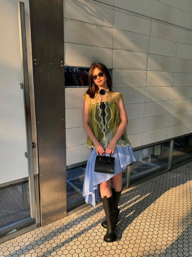 Tak hanya berparas rupawan, Maudy juga memiliki gaya yang stylish. Seperti gayanya yang satu ini saat memadukan sepatu boots dengan dress asimetri dan outer menerawang. Foto: Instagram/@maudyeffrosina