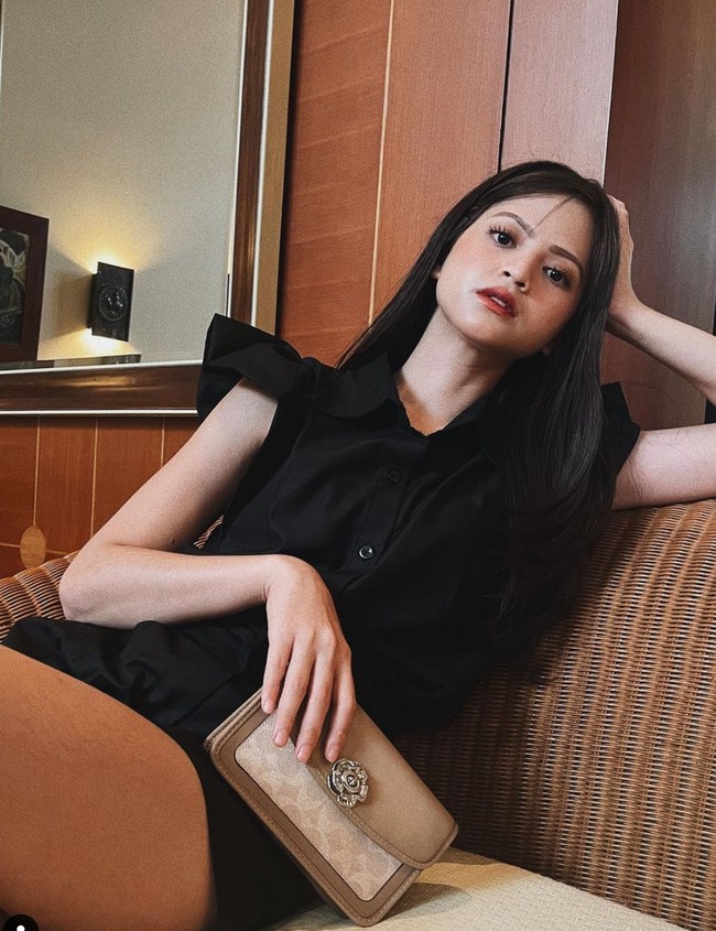 Maudy Effrosina tengah jadi sorotan usai digosipkan dekat dengan kakak Fuji, Fadly Faisal. Gosip tersebut mulai beredar usai keduanya terlihat nonton konser Bruno Mars di Jakarta bersama. Foto: Instagram/@maudyeffrosina