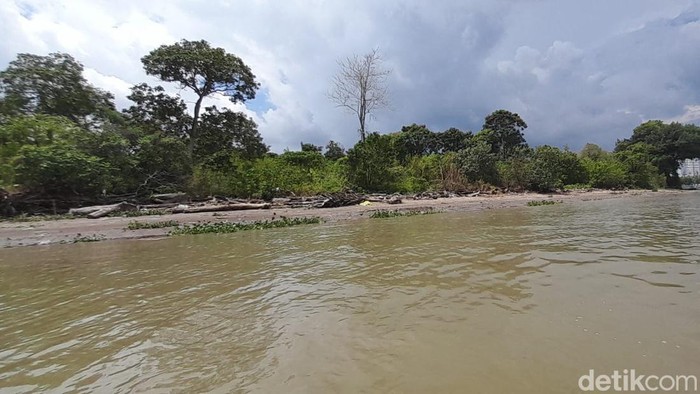 Pulau Kemaro menjadi saksi bisu penumpasan Partai Komunis Indonesia (PKI) di Sumatera. Sejarah kelam yang ditinggalkan yakni tentang kamp tahanan PKI di bagian ujung timur Pulau Kemaro.