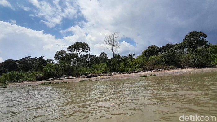 Pulau Kemaro menjadi saksi bisu penumpasan Partai Komunis Indonesia (PKI) di Sumatera. Sejarah kelam yang ditinggalkan yakni tentang kamp tahanan PKI di bagian ujung timur Pulau Kemaro.