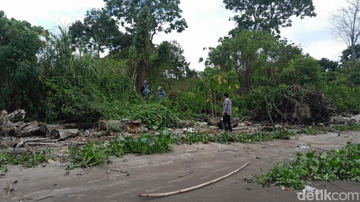 Pulau Kemaro menjadi saksi bisu penumpasan Partai Komunis Indonesia (PKI) di Sumatera. Sejarah kelam yang ditinggalkan yakni tentang kamp tahanan PKI di bagian ujung timur Pulau Kemaro.