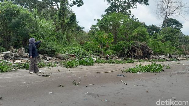 Pulau Kemaro menjadi saksi bisu penumpasan Partai Komunis Indonesia (PKI) di Sumatera. Sejarah kelam yang ditinggalkan yakni tentang kamp tahanan PKI di bagian ujung timur Pulau Kemaro.