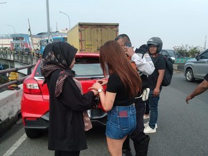 Mobil Tabrak Pembatas Jalan hingga Nyaris Jatuh dari Flyover Ciputat