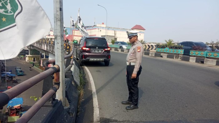 Mobil Baleno yang hampir jatuh dari atas Flyover Ciputat telah dievakuasi