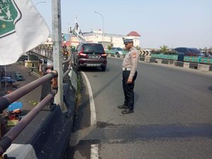 Mobil Nyaris Jatuh dari Flyover Ciputat Diduga karena Pengemudi Ngantuk