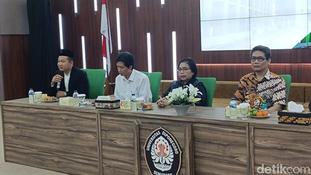 Momen Dekan FK Undip Yan Wisnu Prakojo dan Direktur Layanan Operasional RS Kariadi Mahabara Yang Putra duduk bersama akui ada perundungan di PPDS, Jumat (13/9/2024).