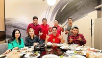 Dalam rangka tahun baru Imlek, Chikita Meidy, suami, dan keluarganya pilih makan bersama. Banyak menu tersedia di meja bundar, mulai dari lauk pauk hingga teh. Foto: Instagram @chikitameidy