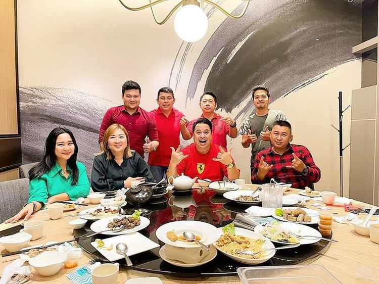 Momen Hangat Chikita Meidy Makan Bareng Keluarga dan Sahabat