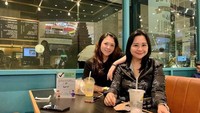 Selain bersama keluarga, aktris itu juga sempat membagikan momen nongkrong bersama temannya di kafe sambil menikmati minuman segar. Sebelum pulang, mereka mengabadikan momen dulu. Foto: Instagram @chikitameidy