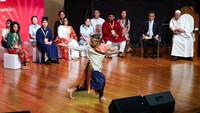 Paus juga menyaksikan pertunjukan selama pertemuan antar agama dengan kaum muda di Catholic Junior College. 