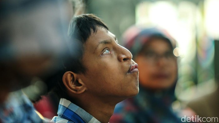 Bakal Calon Gubernur (Bacagub) Jakarta Ridwan Kamil menanggapi masukan dari penyandang disabilitas dalam diskusi bertema Jejak Langkah Inklusi di Jakarta, Jumat (13/9/2024).