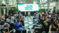 RK menyapa para penyandang disabilitas sebelum melakukan diskusi di Jakarta, Jumat (13/9/2024).