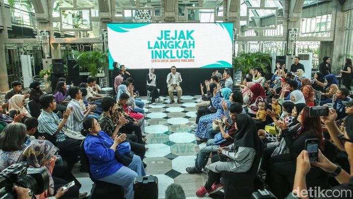 Bakal Calon Gubernur (Bacagub) Jakarta Ridwan Kamil menanggapi masukan dari penyandang disabilitas dalam diskusi bertema Jejak Langkah Inklusi di Jakarta, Jumat (13/9/2024).