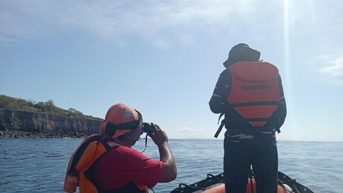 Basarnas menghentikan pencarian nelayan hilang di Lembata, Jumat (13/9/2024).