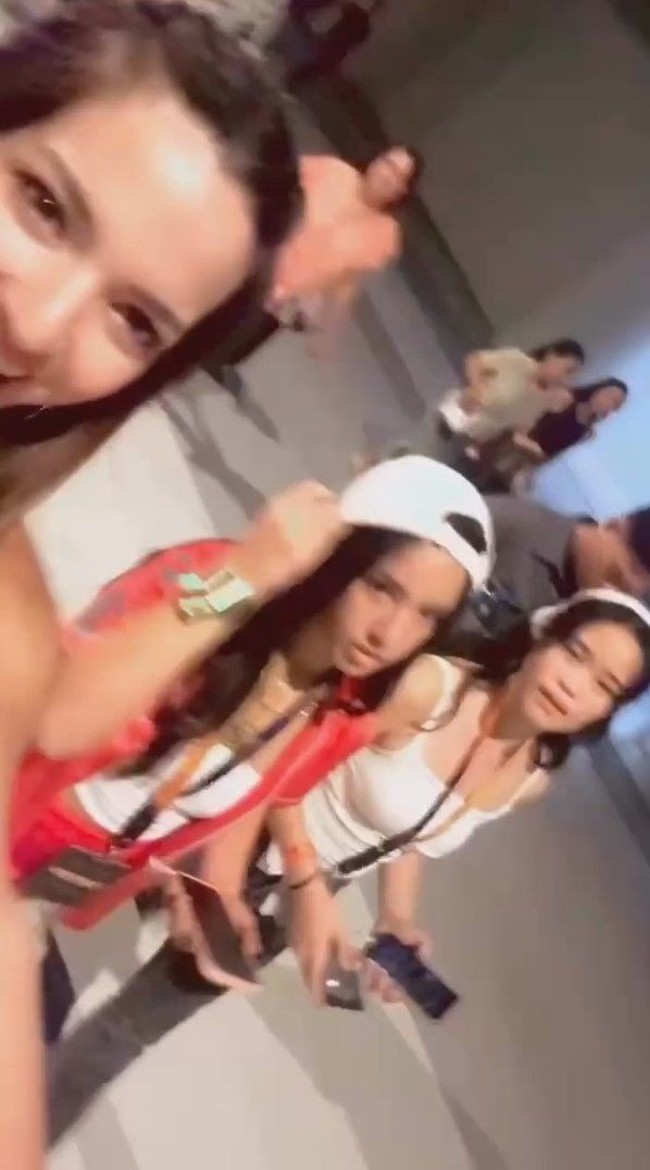 Nia bersama anaknya itu hadir di hari pertama konser Bruno Mars, tepatnya pada 11 September 2024. Tak hanya bersama Mikhayla, salah satu sahabat perempuan Mikhayla juga terlihat ikut menonton konser bersama. Foto: Instagram/@ramadhaniabakrie