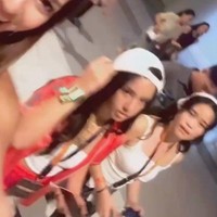 Nia bersama anaknya itu hadir di hari pertama konser Bruno Mars, tepatnya pada 11 September 2024. Tak hanya bersama Mikhayla, salah satu sahabat perempuan Mikhayla juga terlihat ikut menonton konser bersama. Foto: Instagram/@ramadhaniabakrie