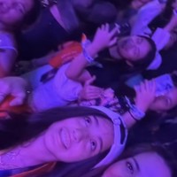 Anak rasa bestie, Nia dan Mikhayla terlihat kompak ikut bernyanyi bersama di konser Bruno Mars tersebut. the real besti dari rahim sendiri, komentar salah seorang netizen. Ini mah bukan ibu dan anak..tapi adek kaka, tambah netizen lain. Foto: Instagram/@ramadhaniabakrie