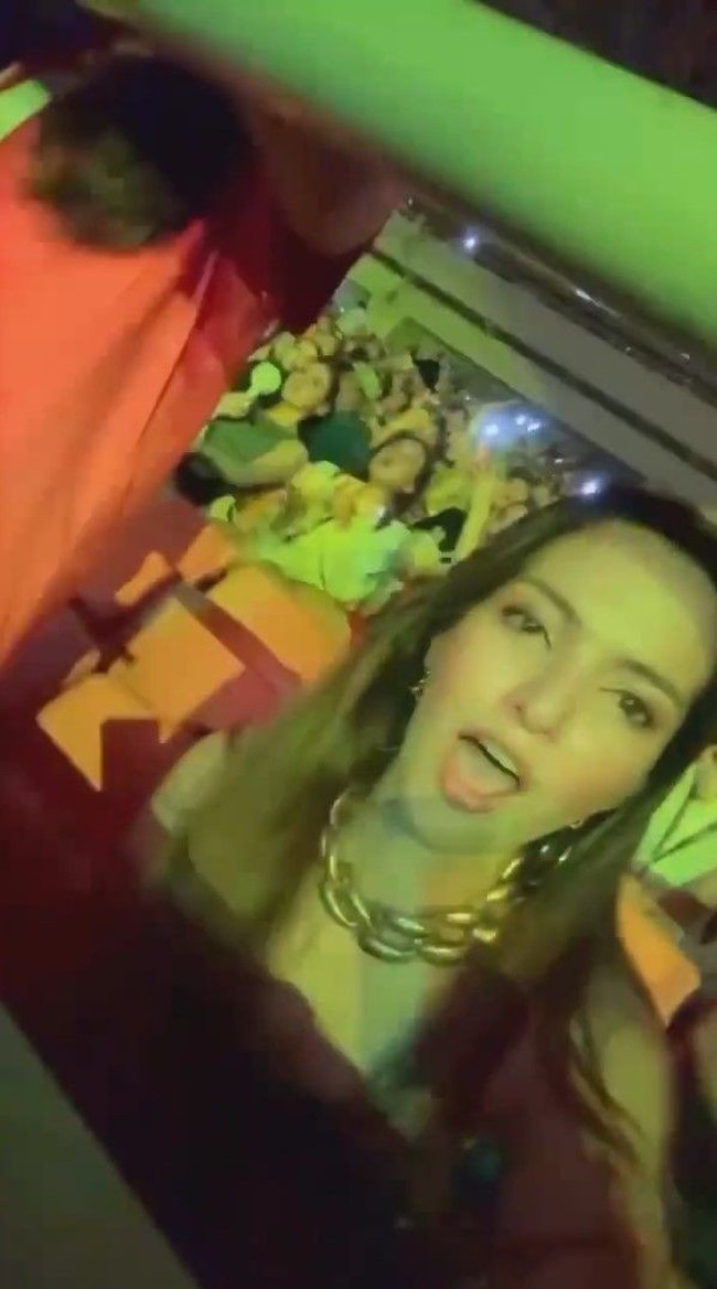 Meski sudah memiliki 3 orang anak namun semangat Nia memang terlihat masih bak anak muda. Tak heran jika banyak yang menyebut Nia dan Mikhayla justru terlihat seperti kakak dan adik. Foto: Instagram/@ramadhaniabakrie