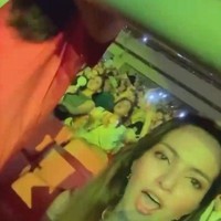 Meski sudah memiliki 3 orang anak namun semangat Nia memang terlihat masih bak anak muda. Tak heran jika banyak yang menyebut Nia dan Mikhayla justru terlihat seperti kakak dan adik. Foto: Instagram/@ramadhaniabakrie