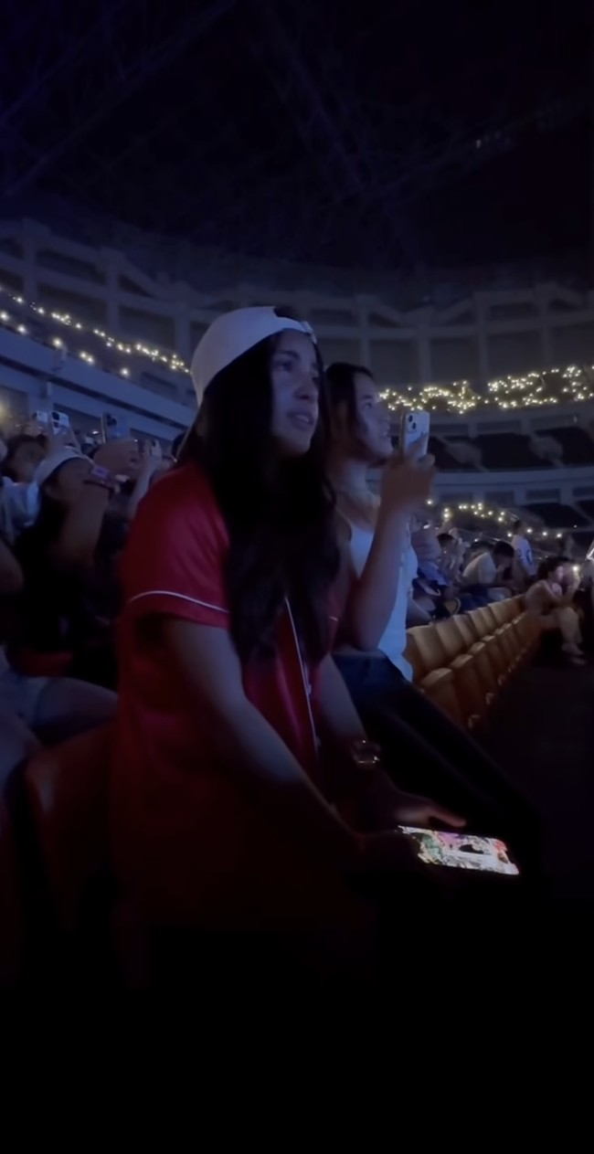 Mengenakan pakaian berwarna merah dipadukan dengan topi putih, Mikhayla tampak begitu serius menonton konser bersama sahabatnya. Foto: Instagram/@ramadhaniabakrie