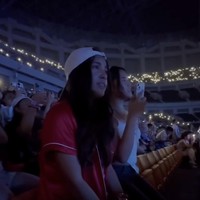 Mengenakan pakaian berwarna merah dipadukan dengan topi putih, Mikhayla tampak begitu serius menonton konser bersama sahabatnya. Foto: Instagram/@ramadhaniabakrie