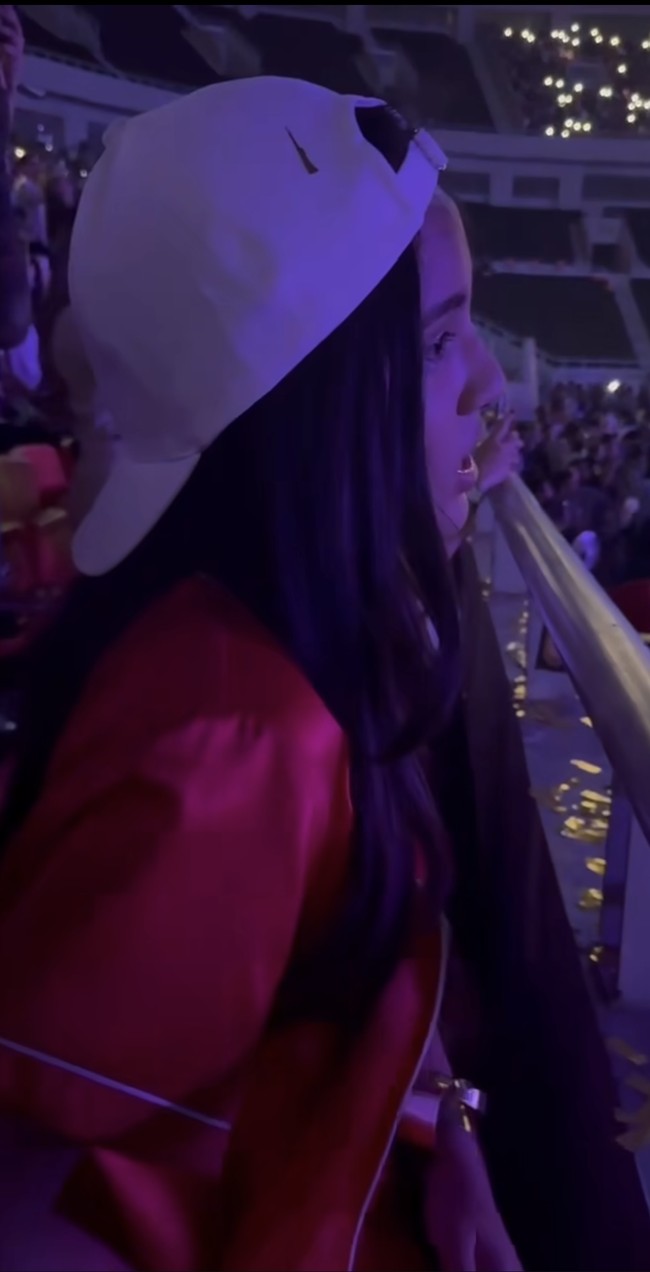 Momen Nia saat menemani putrinya menonton konser itu diunggah ke akun Instagram pribadinya. Tak hanya memuji gayanya, banyak yang juga memuji Nia sebagai orangtua. Best bgt mama satu ini, komentar Tya Ariestya. Foto: Instagram/@ramadhaniabakrie