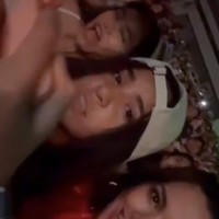 Kompak menikmati konser Bruno Mars bersama anak dan sahabat anaknya, ketiganya terlihat bak bestie. Siapa sangka jika Nia dan anaknya itu memiliki perbedaan usia 22 tahun. Saat ini Nia diketahui berusia 34 tahun, sementara Mikhayla 12 tahun. Foto: Instagram/@ramadhaniabakrie