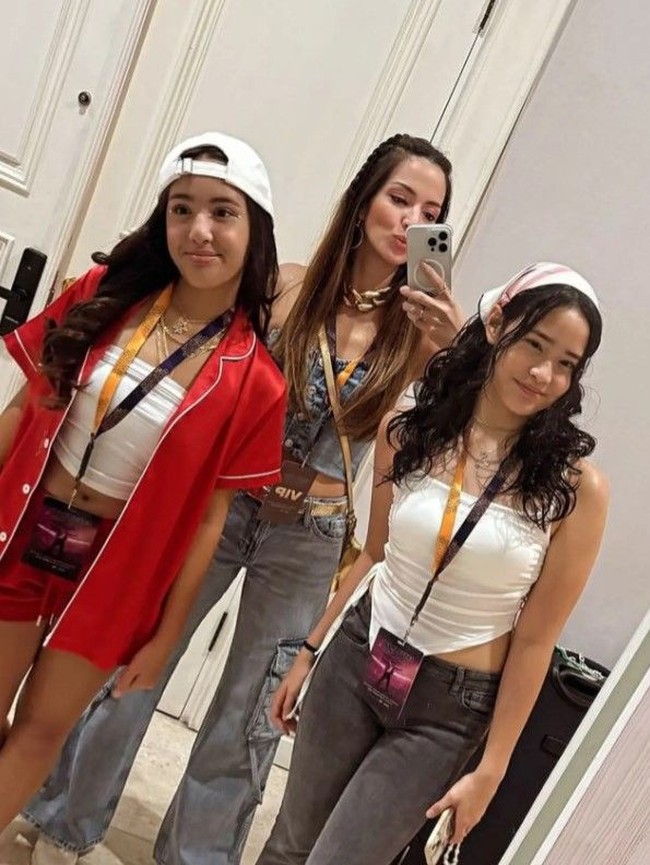 Menemani anaknya, Mikhayla Bakrie, Nia Ramadhani tampil tak kalah stylish menonton konser Bruno Mars di Jakarta. Berpose bersama Mikhayla dan sahabat anaknya, ketiganya terlihat bak bestie. Foto: Instagram/@ramadhaniabakrie