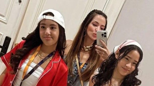 7 Foto Nia Ramadhani & Mikhayla Nonton Konser Bruno Mars, Anak Rasa Bestie