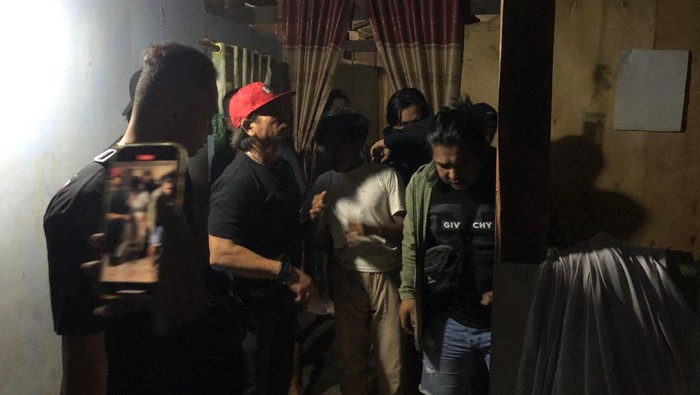 Pelaku AW penikam karyawan kafe di Palopo saat diamankan polisi.