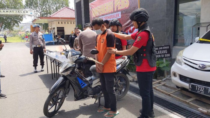 Pelaku penipuan modus kerja di Trenggalek saat dihadirkan dalam jumpa pers