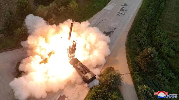 Peluncur roket ganda 600 mm baru diuji coba di lokasi yang dirahasiakan di Korea Utara, dalam foto yang dirilis oleh Kantor Berita Pusat Korea resmi Korea Utara pada 13 September 2024. (KCNA via REUTERS)