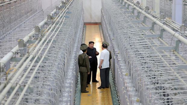 Pemimpin Korea Utara Kim Jong Un mengunjungi fasilitas selama kunjungan ke Institut Senjata Nuklir dan pangkalan produksi bahan nuklir tingkat senjata di lokasi yang dirahasiakan di Korea Utara, dalam foto yang dirilis oleh Kantor Berita Pusat Korea resmi Korea Utara pada 13 September 2024. (KCNA via REUTERS)