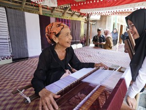 Siami, Penjaga Warisan Tenun Tradisional di Banyuwangi