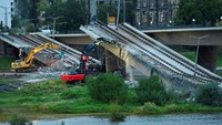 Kondisi bagian jembatan Carola (Carolabruecke) yang ambruk dan jatuh ke Sungai Elbe di Dresden, Jerman, Jumat (13/9/2024).