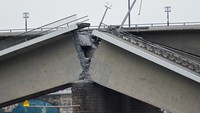 Lalu lintas kapal di Sungai Elbe turut dihentikan memengaruhi kapal kargo dan kapal wisata. 